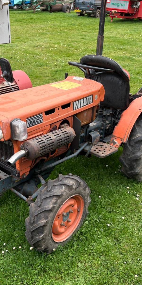 Kubota B7100