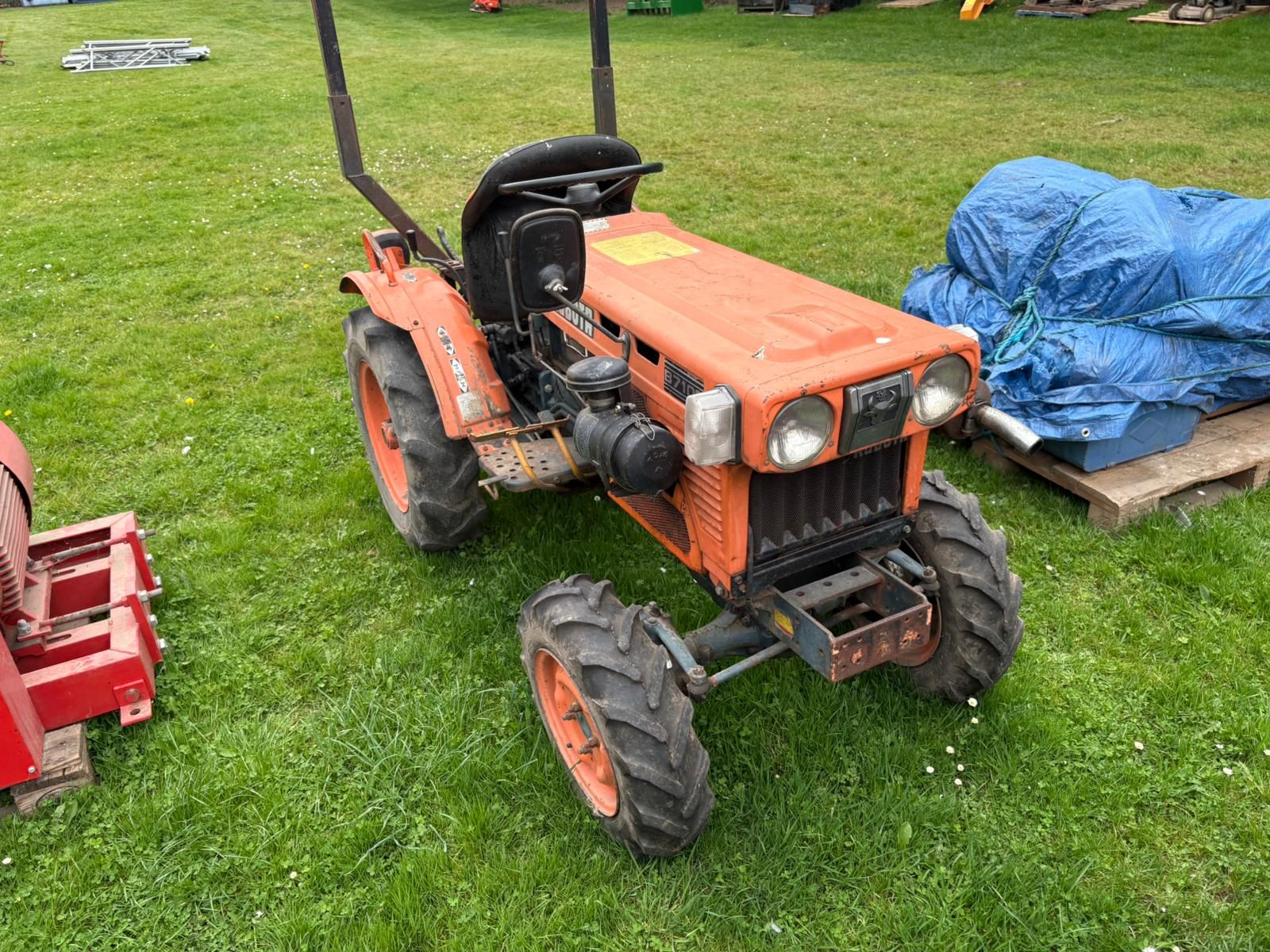 Kubota B7100 photo 4