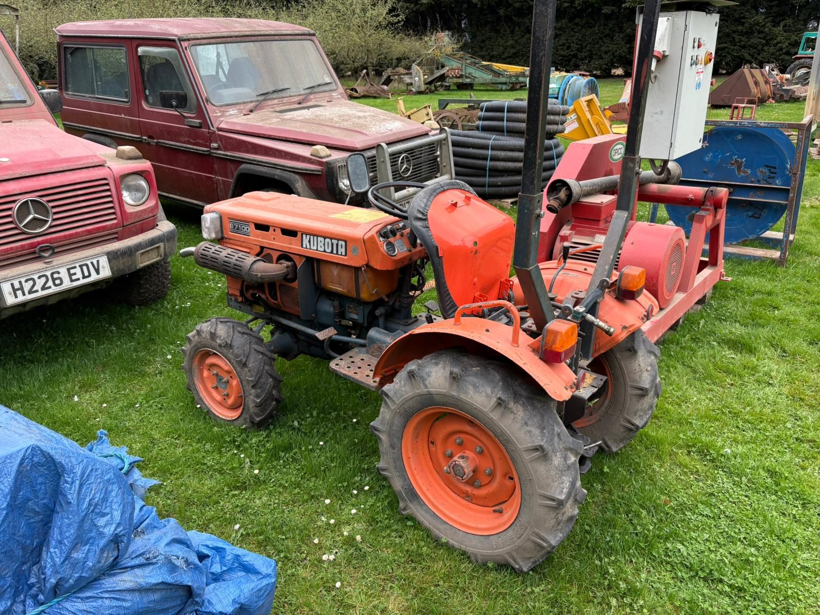 Kubota B7100 photo 5