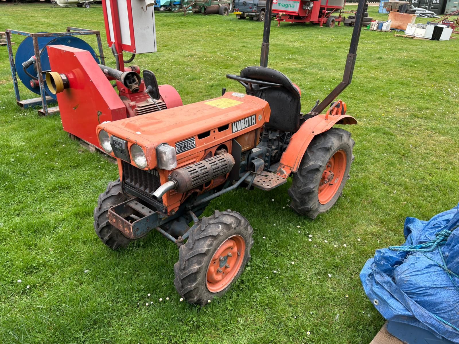 Kubota B7100 photo 6