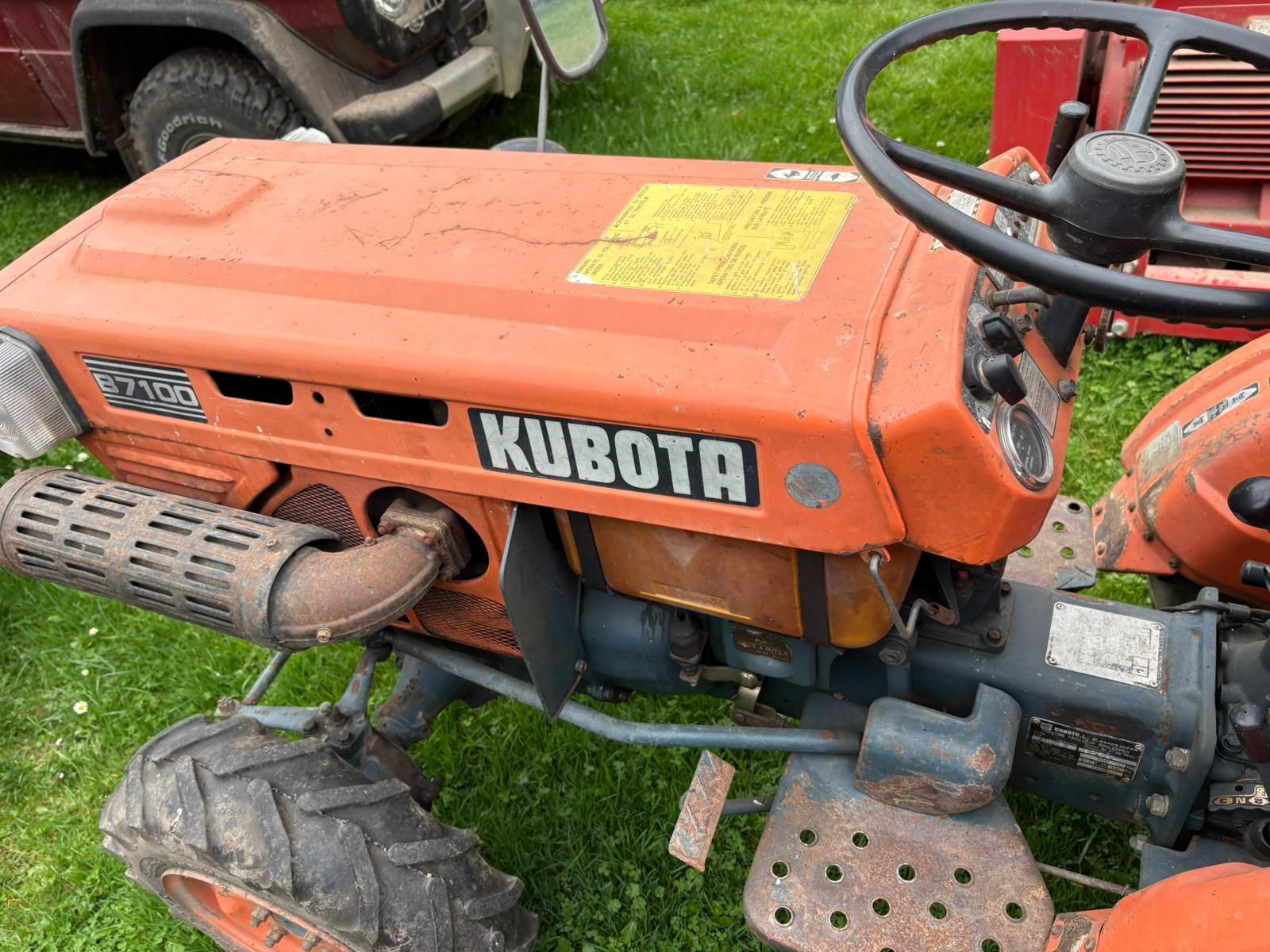 Kubota B7100 photo 7